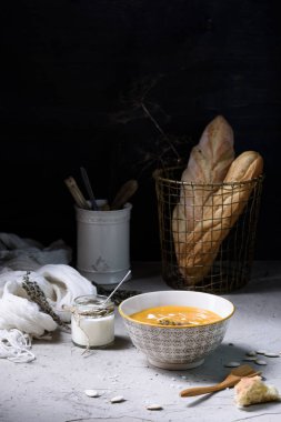 Baharatlı körili krem çorba pişmiş ekmek ile masada