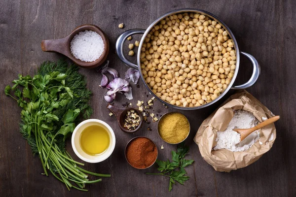 Kikkererwten in een pan met ingrediënten voor het koken van falafel, vegetari — Stockfoto