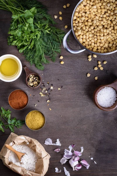 Ingredientes de cocina, garbanzos con especias sobre tabla de madera , — Foto de Stock