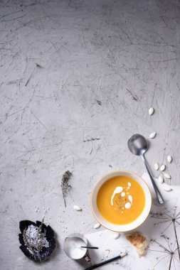 Tatlı ve otlar ile baharatlı kavrulmuş kabocha kabak çorbası.