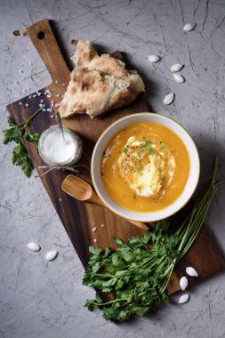 Maydanoz ve ekşi crea ile süslenmiş kavrulmuş Kabocha kabak çorbası