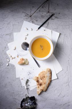 Kızarmış ekmek parçaları ve maydanoz ile süslenmiş Cabocha krem çorba 