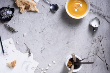 Tatlı ve otlar ile baharatlı kavrulmuş kabocha kabak çorbası.