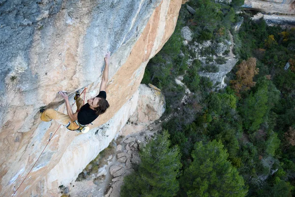 Extremsport Klettern. Bergsteiger kämpfen um den Erfolg. Lebensstil im Freien. eine Person, die sich bemüht, erfolgreich zu sein. Spanien, — Stockfoto