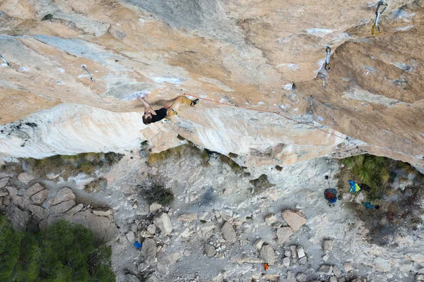 Extremsport Klettern. Bergsteiger kämpfen um den Erfolg. Lebensstil im Freien. eine Person, die sich bemüht, erfolgreich zu sein. Spanien, — Stockfoto