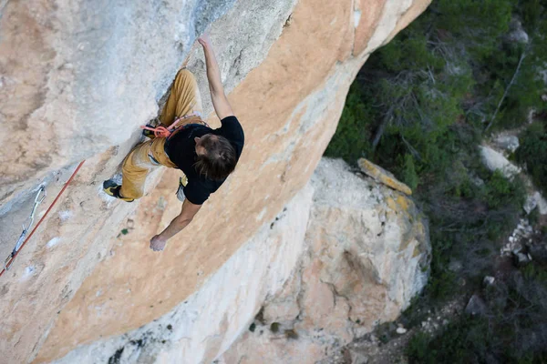 Extrem sport klättring. Rock climber kamp för framgång. Överträffa — Stockfoto