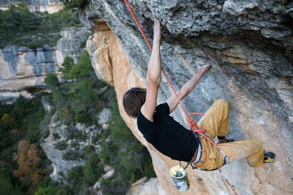 Escalade d'une falaise difficile. Climat de sport extrême — Photo