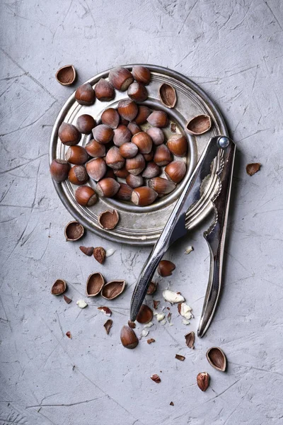 Avelãs com um biscoito de nozes, lanche são. Fechar, vista superior . — Fotografia de Stock