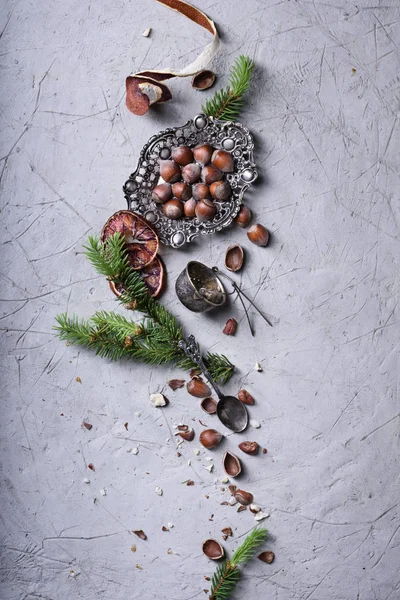 Nötter, torkad frukt och silverföremål jul vinter nyår deco — Stockfoto