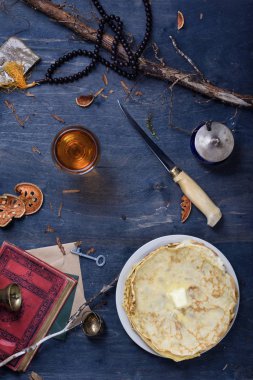 Kahvaltı, tereyağı ve meyve içecek, krep yığını üzerinde woo