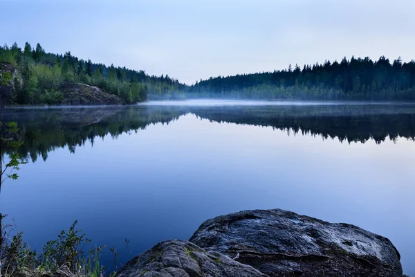 Lake bedekt met ochtendnevel, Scandinavië. — Stockfoto