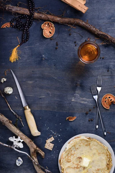 Kahvaltı Masası krep ve suyu, avcılar kulübe vintage arpacık ile — Stok fotoğraf