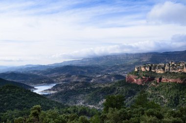 Vadi peyzaj İspanya. Mağribi Kalesi, Siurana, Monsant, İspanya.