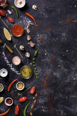 Çeşitli soslar, malzemeler ve karanlık dağınık masa snacks. 