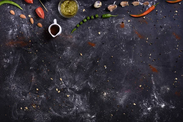 Соуси кетчуп, гірчиця, майонез, інгредієнти та закуски на планшеті — стокове фото