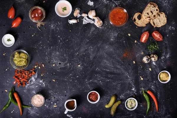 Salsas, aperitivos e ingredientes de cocina, marco de alimentos backgroun — Foto de Stock
