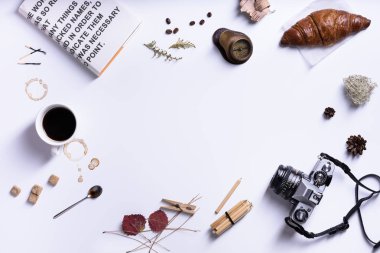 Kahve molası, espresso ve kruvasan kahvaltı. Seyahat konsantrasyon