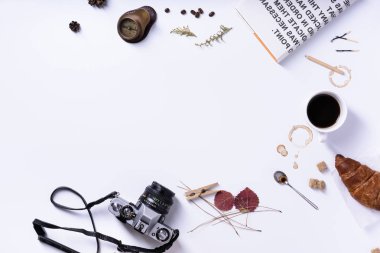 Sabah kahvesi, kruvasan kahvaltı kavramı beyaz arka plan üzerinde.