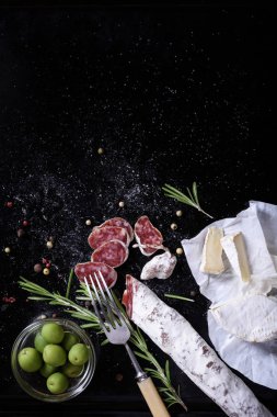 Geleneksel İspanyol aperatif fuet sosis peynir ve zeytin ile. 