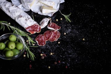 Geleneksel İspanyol aperatif. Fuet sosis peynir ve zeytin ile. 