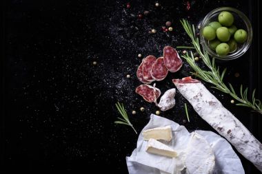 Tedavi Fuet peynir ve zeytin ile dilimler halinde kesilmiş.