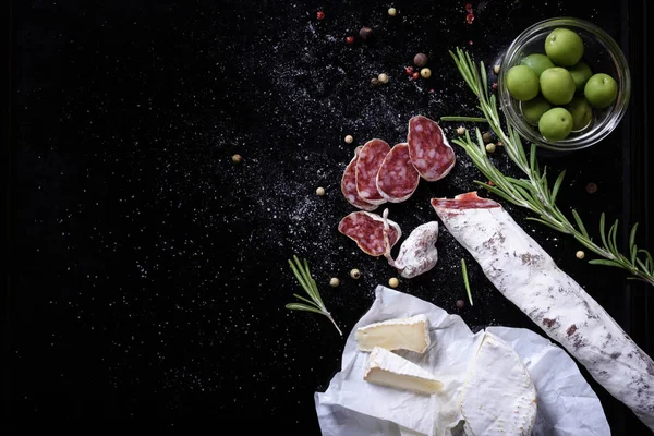 Tedavi Fuet peynir ve zeytin ile dilimler halinde kesilmiş.