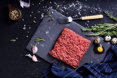 Taze çiğ et baharatlar ile. Kara sığır eti biftek .
