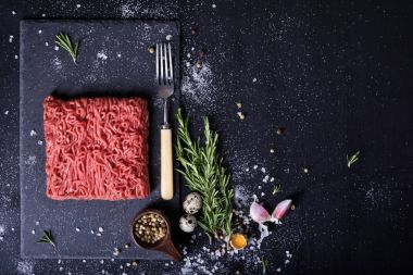 Ham taze kuzu eti burger patty malzemeyi. Üstten Görünüm.