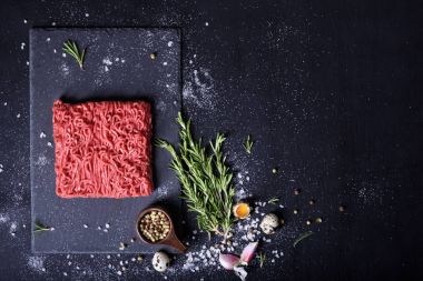 Çiğ et, siyah arka planda biftek, üst manzara.,