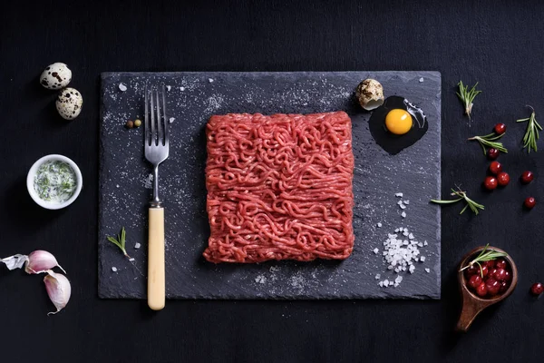 Verse slager snij vlees gehakt, gegarneerd, geserveerd met koken in — Stockfoto