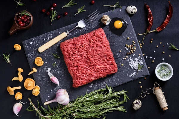 Gehakte of gehakt vlees met kruiden. Koken restaurantconcept. — Stockfoto