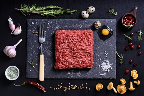 Carne de cordero fresca cruda con condimentos, ingredientes de cocina . — Foto de Stock