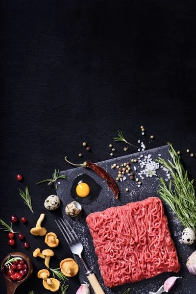 Rauw vlees. Rauwe biefstuk fijngehakte rozemarijn en specerijen. — Stockfoto