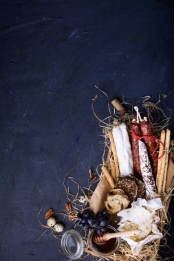 Aperatifler çeşitli: peynir, ekmek, bal, meyve ve fındık bir