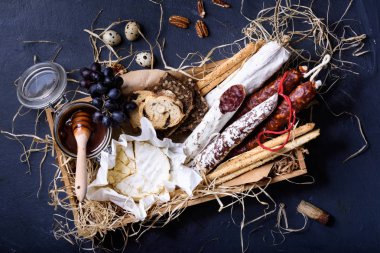 Ahşap bir kutuya hazırlanmış meze meze. Üstten Görünüm, mavi bac