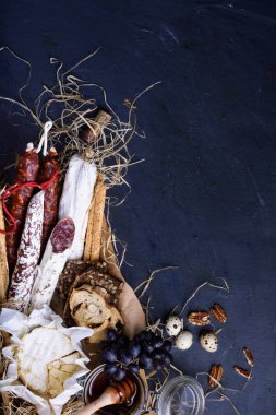 Jambon, peynir ekmek sopa, üzüm ile İtalyan aperatifleri.