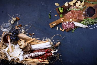 Meze meze ile üzüm ve zeytin. Üstten Görünüm