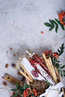 Peynir ve ekmek ile füme salam sosis. Meze, İspanyolca