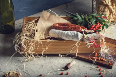 Bir kesme tahtası üzerinde tedavi et, ekmek ve meyve meze.