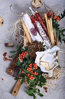 Salam sosis, peynir, fındık ve ekmek. Aperatifler ve meze 