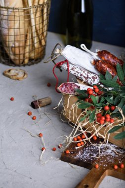 Salam ve zor tütsülenmiş sosis çeşitli türlü