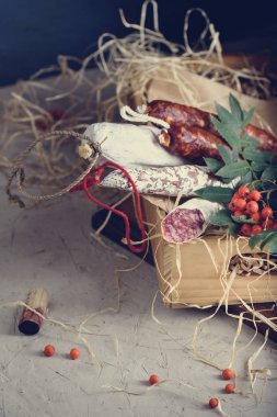 Meze meze malzemeler, salam sosis çeşitli bir