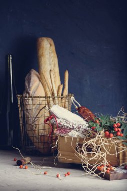 Charcuterie ekmek ve şarap mezarda. Aperatif ingedient