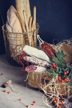 Yaşlı etleri taze ekmek ve şarapla mezarda. İtalyan meze. Bakkal arka plan.