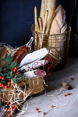 Tedavi et, salam ve sosis ekmek ve şarap meze bir w