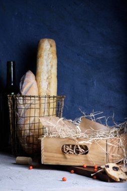 Esnaf ekmek şarap kutusu, ekmek veya şaraphane arka planı.