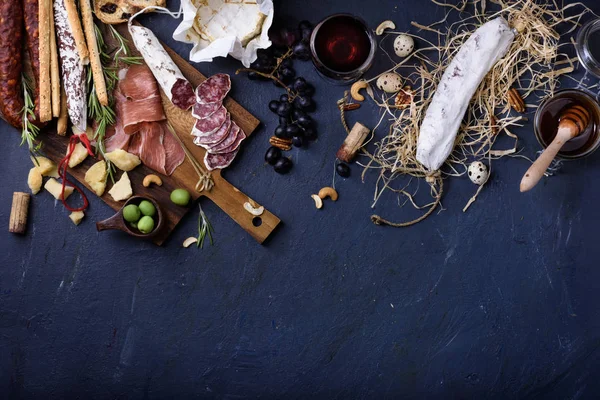 Meze, İtalyan meze, jambon, zeytin, peynir, grisini brea — Stok fotoğraf