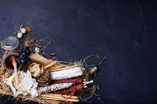 Ahşap bir kutuya tedavi et ve meyve meze servis.