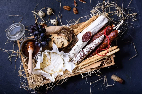 Ahşap bir kutuya hazırlanmış meze meze. Üstten Görünüm, mavi bac