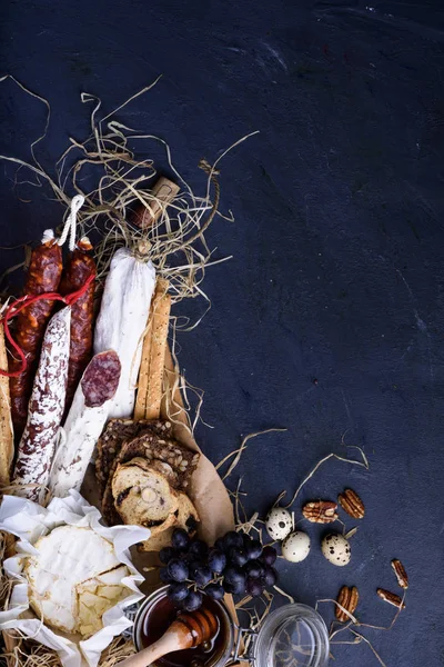 Jambon, peynir ekmek sopa, üzüm ile İtalyan aperatifleri.